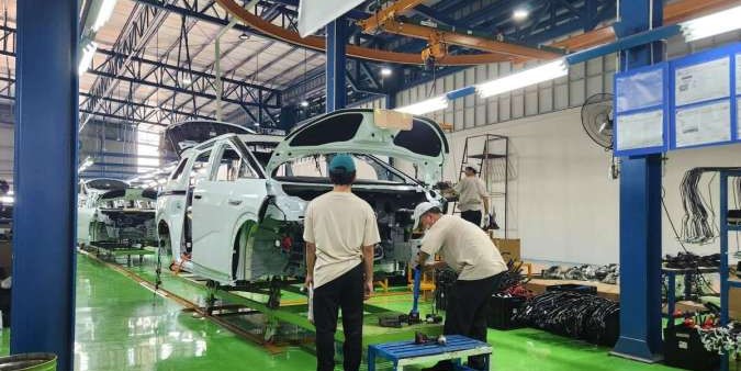 Prabowo Resmikan Pabrik Mobil Listrik di Magelang, Cek UMK 2026