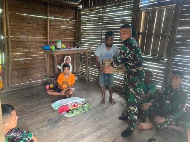 Satgas TNI Bantu Warga Yomkondo, Salurkan Sembako