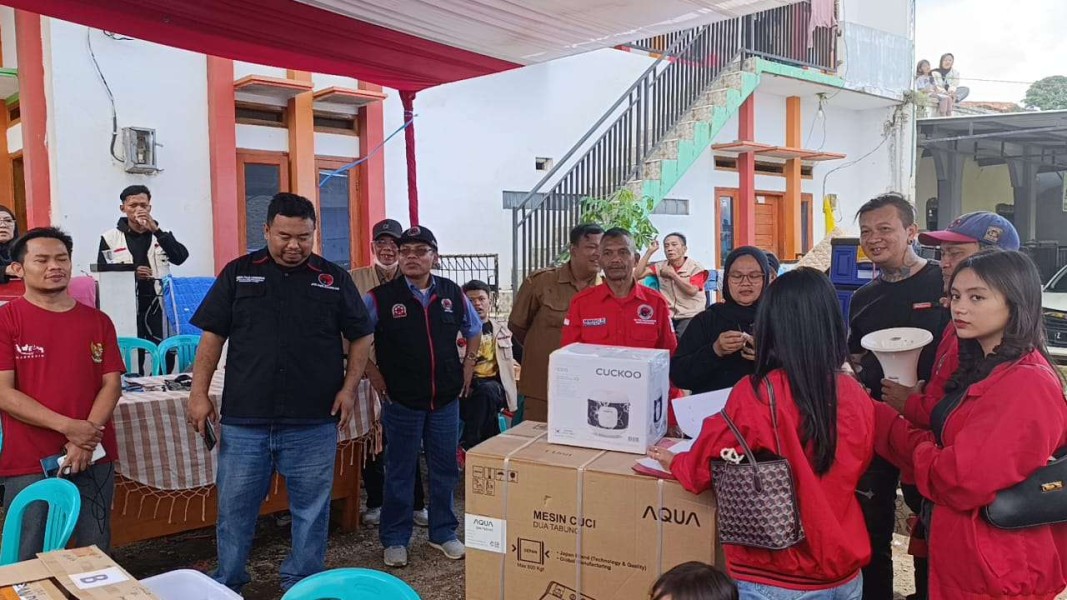 Usai Pantau Banjir, Bupati Bantaeng Terima Bantuan Sembako