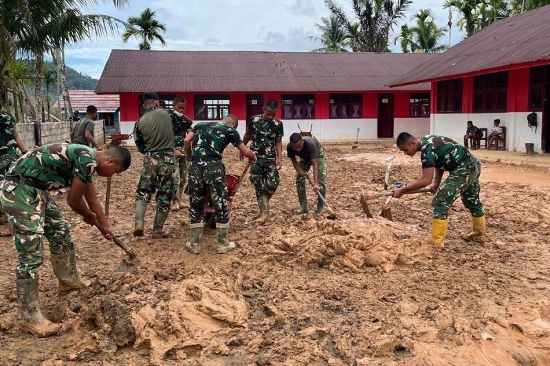 TNI AD Turun Langsung Bersihkan SD Tapteng Usai Banjir Susulan