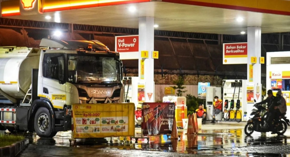 SPBU Shell Bandung Ramai Didatangi Komunitas Motor Saat BBM Langka