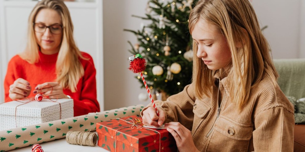 17 Rekomendasi Kado untuk Ibu yang Berkesan dan Penuh Kasih Sayang