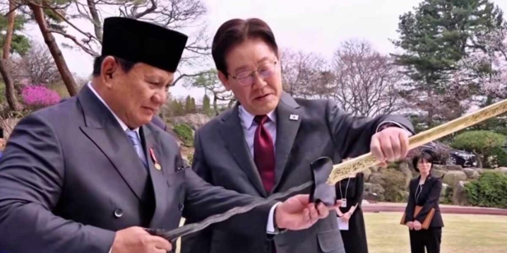 Prabowo Hadiahkan Kris Emas kepada Presiden Lee Saat Kunjungan Korea Selatan
