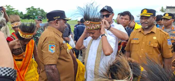 Bupati Sarmi Dapat Apresiasi dari Menteri ESDM Bahlil Lahadalia