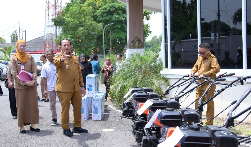 Pemkab Karanganyar Salurkan Drone Pertanian Dorong Petani Milenial