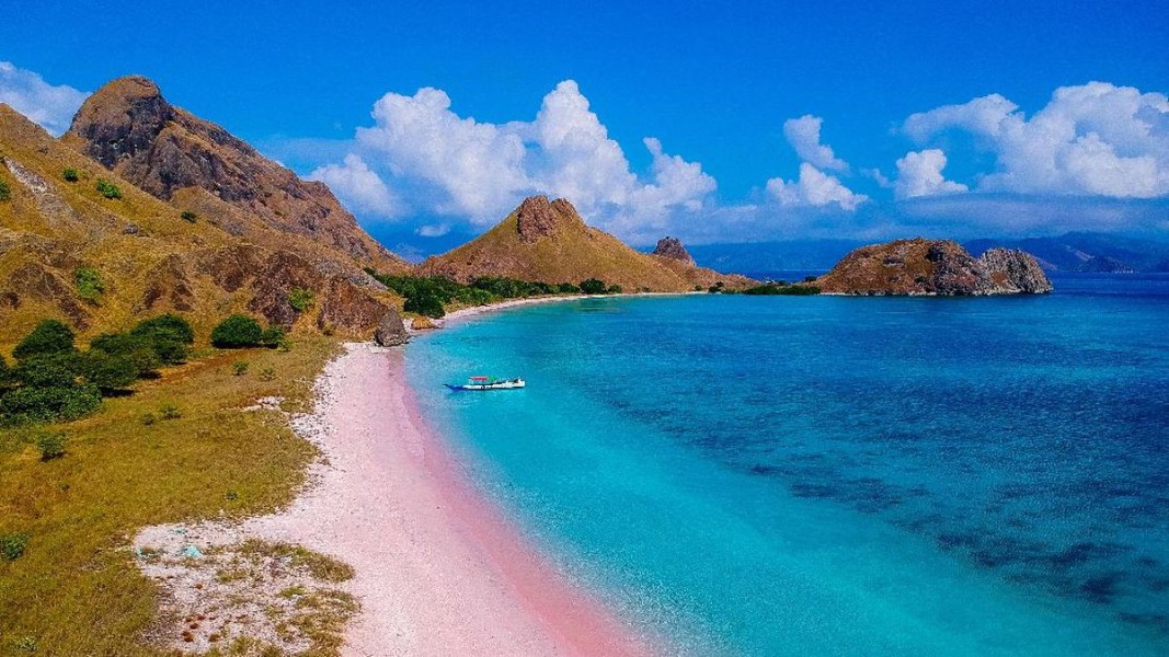 Pesona Pink Beach Labuan Bajo yang Unik dan Memikat