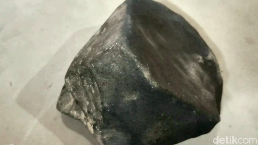 Batu Diduga Meteor Jatuh Hebohkan Warga Tegal