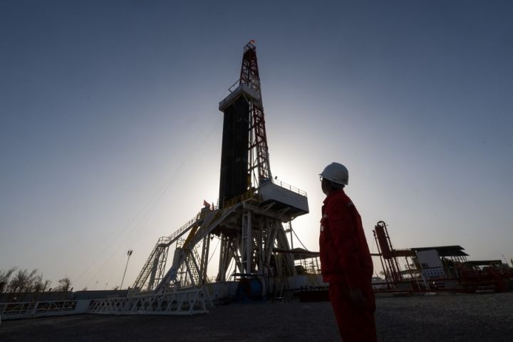 Fluktuasi Pasar Global Membuat Harga Minyak Brent Bertahan Level USD70 Per Barel