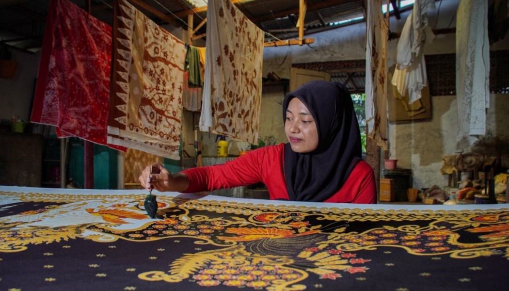 Rayakan Hari Batik Nasional, Bangga Kenakan Karya Perajin Lokal