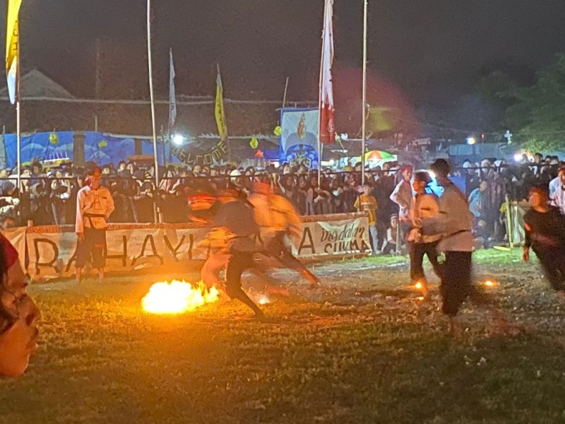 Atraksi Sepak Bola Api: Tradisi Menyambut Ramadan yang Penuh Adrenalin di Cirebon