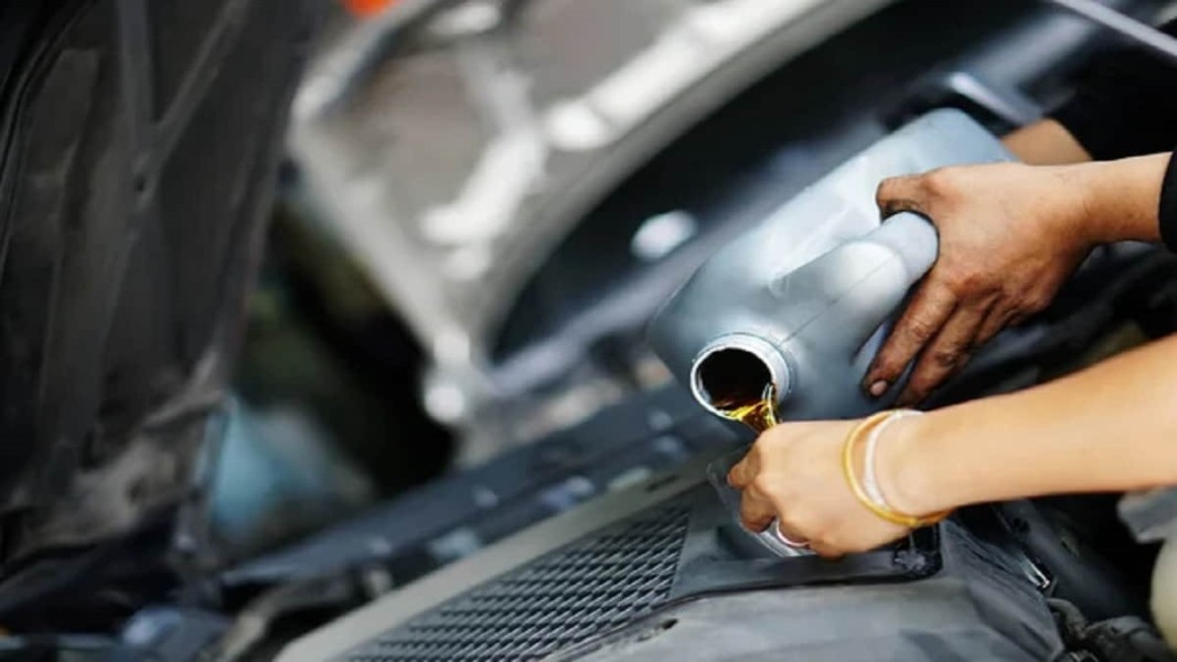 Ganti Oli Mobil Berapa KM? Simak Panduannya di Sini