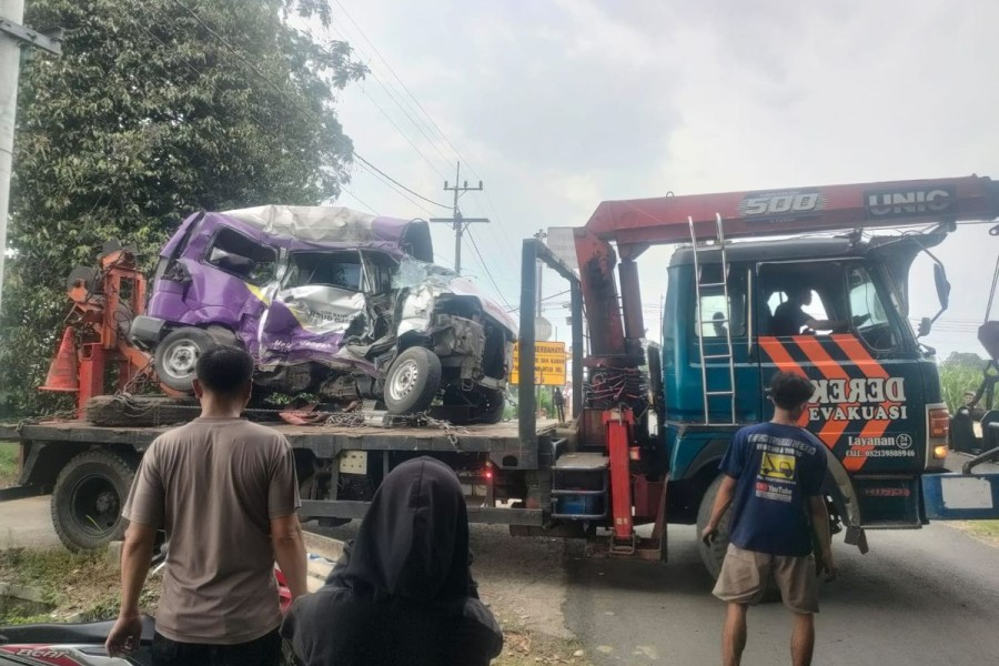 Tragedi di Kediri: Ambulans RSUD Gambiran Dihantam KA Matarmaja, Satu Korban Tewas, Lima Kereta Api Tertunda
