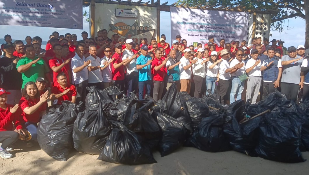 Aksi Bersih Pantai: Angkasa Pura Support dan Jurnalis Peduli Sampah Berkolaborasi di Pantai Kelan