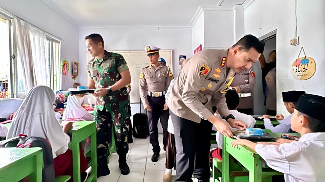 Sinergi TNI-Polri Salurkan Makan Bergizi Gratis Pastikan Konsumsi Aman Bagi Siswa