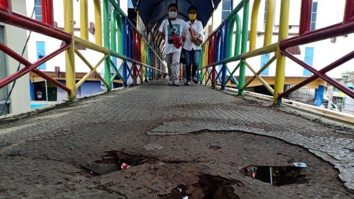 JPO Cilegon Rusak, Warga Pilih Penyeberangan Jalan Langsung