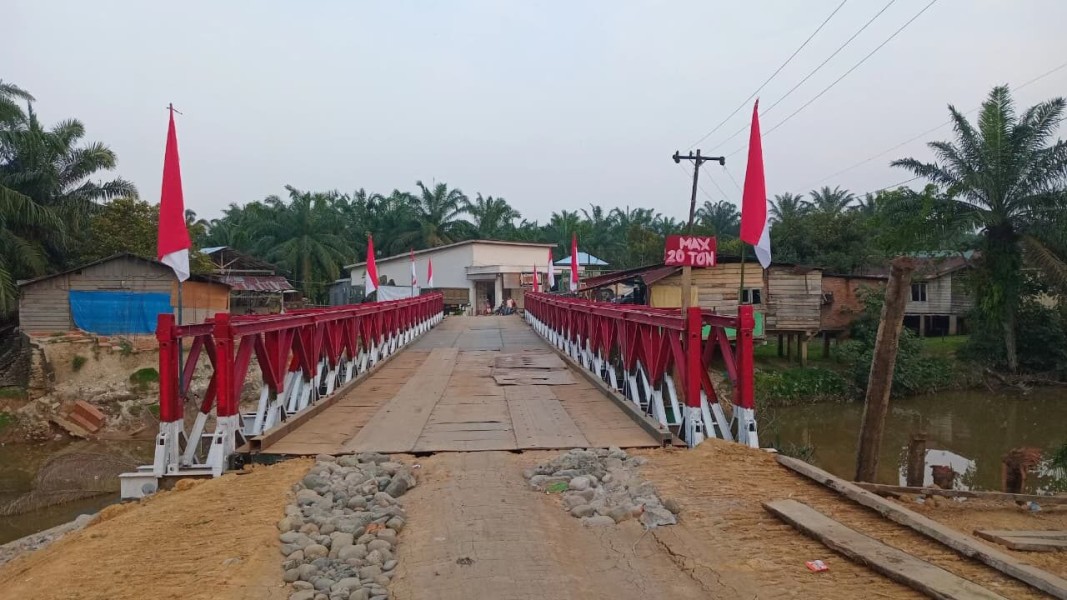 TNI AD Bangun Jembatan Bailey, Akses Darat Langkat Kembali Tersambung