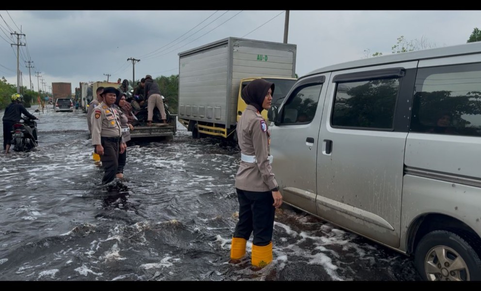 Banjir Deltamas Lumpuhkan Lalu Lintas dan Kendaraan