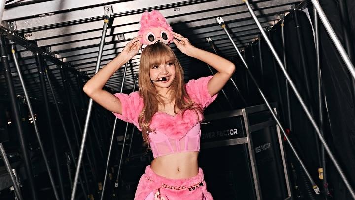 Lisa BLACKPINK Curi Perhatian Kostum Labubu Pink
