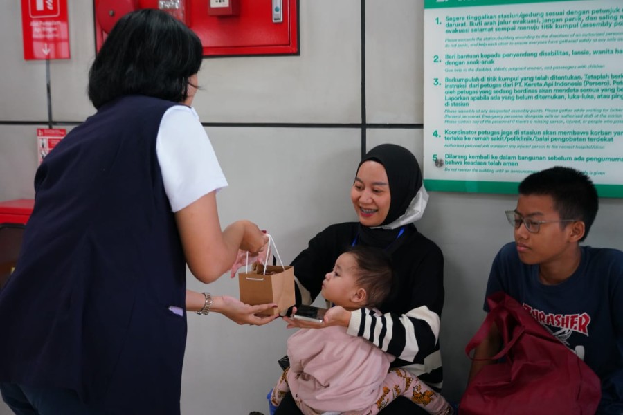 Peringati Hari Ibu 2025, KAI Bagikan 1.000 Tanaman kepada Pengguna LRT Jabodebek