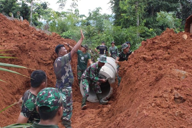 Pembangunan Infrastruktur di Tengah Lumpur: Sinergi TNI dan Warga Demi Kemajuan Desa