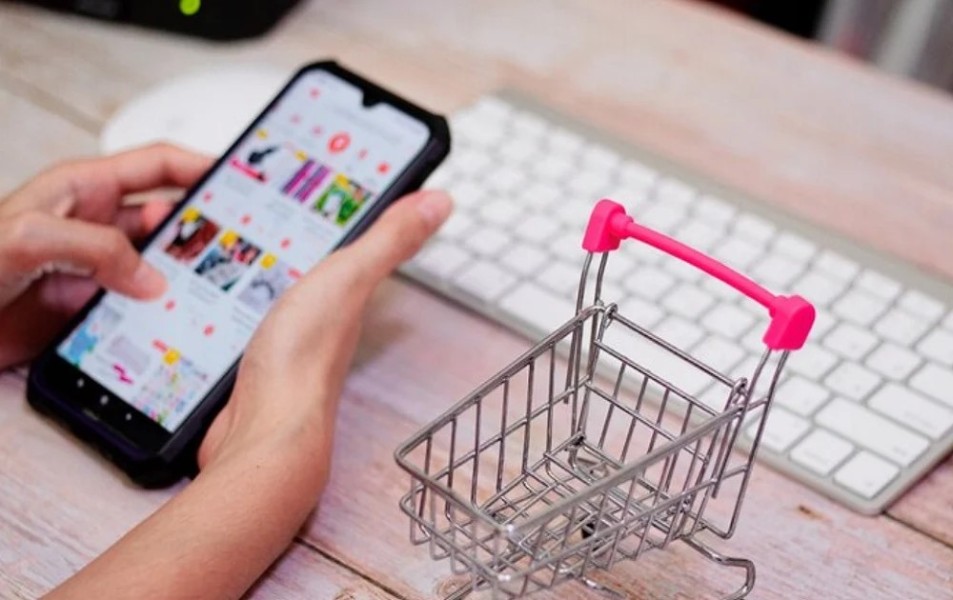 Gaya Hidup Modern Dorong Masyarakat Pilih Belanja Praktis Online