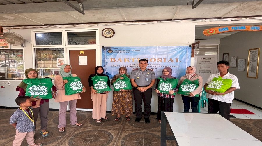 Lapas Batang Salurkan Bansos Bantu Keluarga Warga Binaan Kurang Mampu