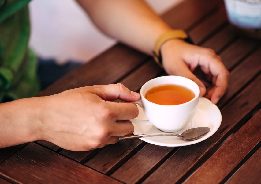 8 Teh Herbal Hangat Ampuh Meredakan Gejala Flu Secara Alami