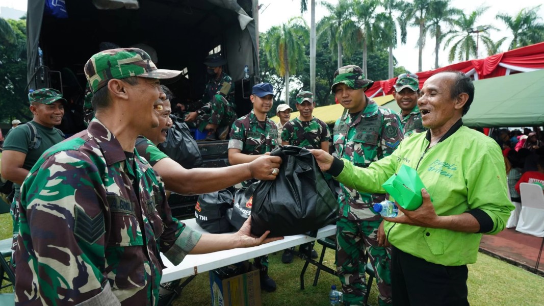Ribuan Warga Terima Bantuan Sembako dari TNI di Monas