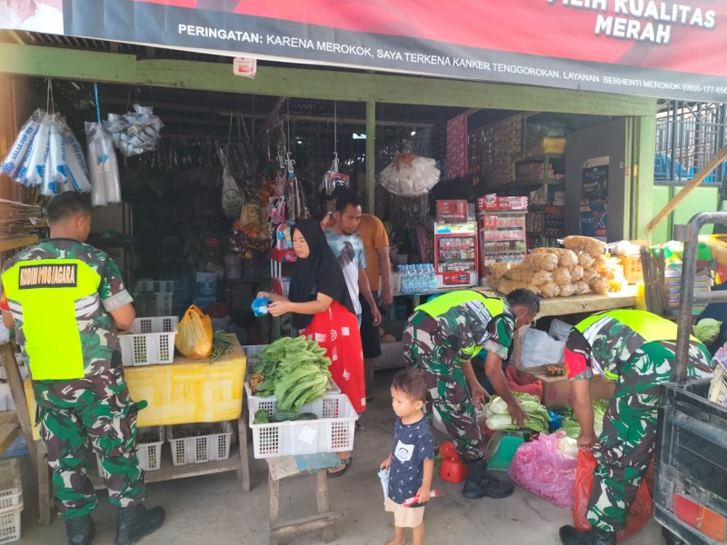 Babinsa Koramil 28/MD Cek Stabilitas Harga dan Ketersediaan Sembako di Pasar Meunasah Bie untuk Pastikan Kebutuhan Masyarakat Aman