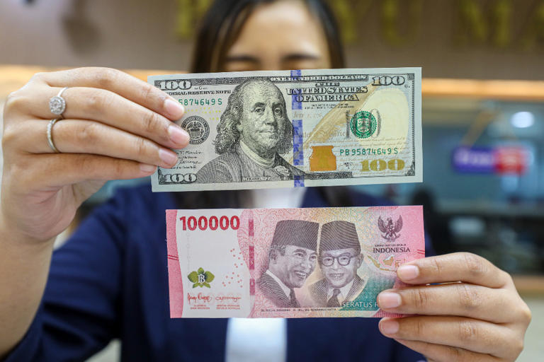 Rupiah Alami Pelemahan, Update Kurs Dolar BCA, BRI, Mandiri, dan BNI