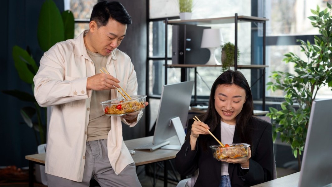 Cara Efektif Tetap Segar dan Produktif Setelah Menyantap Makan Siang Kantor