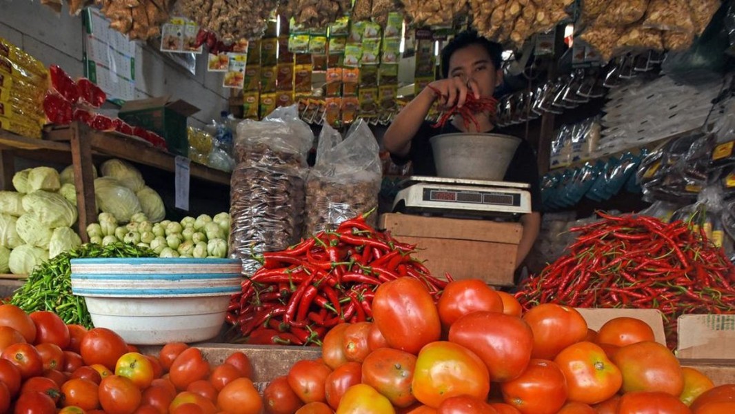 Harga Sembako Jatim Hari Ini: Tomat dan Cabai Turun, Ayam Kampung Naik