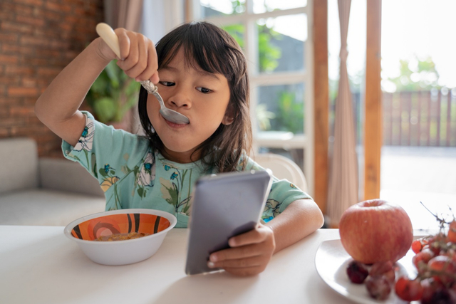 Dampak Negatif Makan Sambil Main Gadget pada Anak: Mengubah Kebiasaan untuk Kesehatan yang Lebih Baik