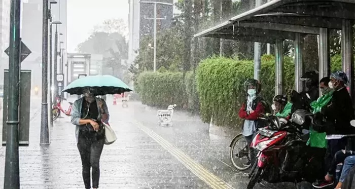 BMKG Imbau Waspadai Hujan dan Gelombang Laut Hari Ini