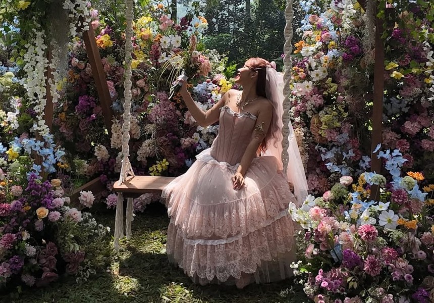 Gaun Vintage Artis Nadin Amizah di Hari Pernikahan