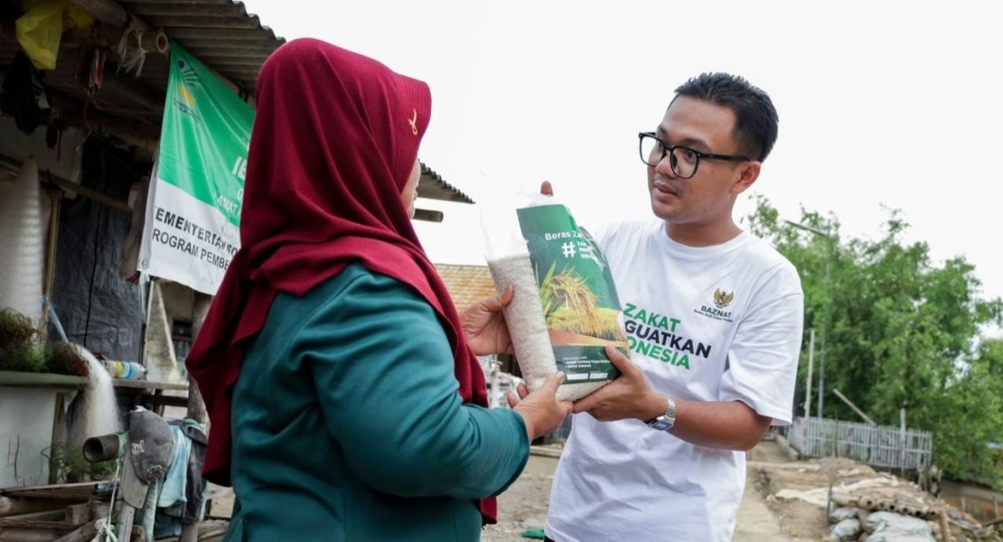 Sentuh Daerah Terisolasi BAZNAS RI Salurkan Beras Zakat Fitrah Warga Terdampak Banjir Rob