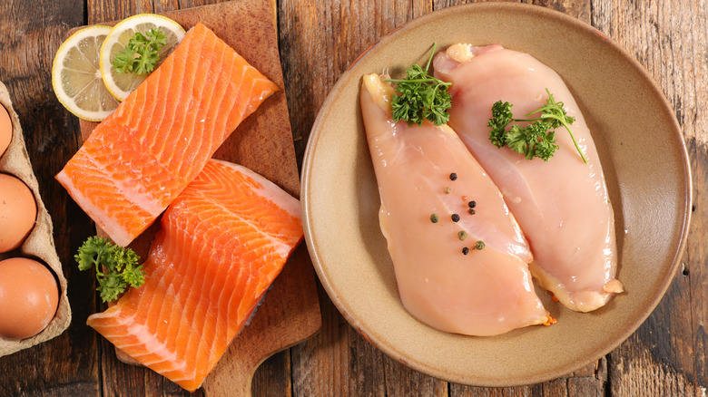 Salmon atau Ayam: Pilihan Protein Sehat untuk Gaya Hidup Aktif