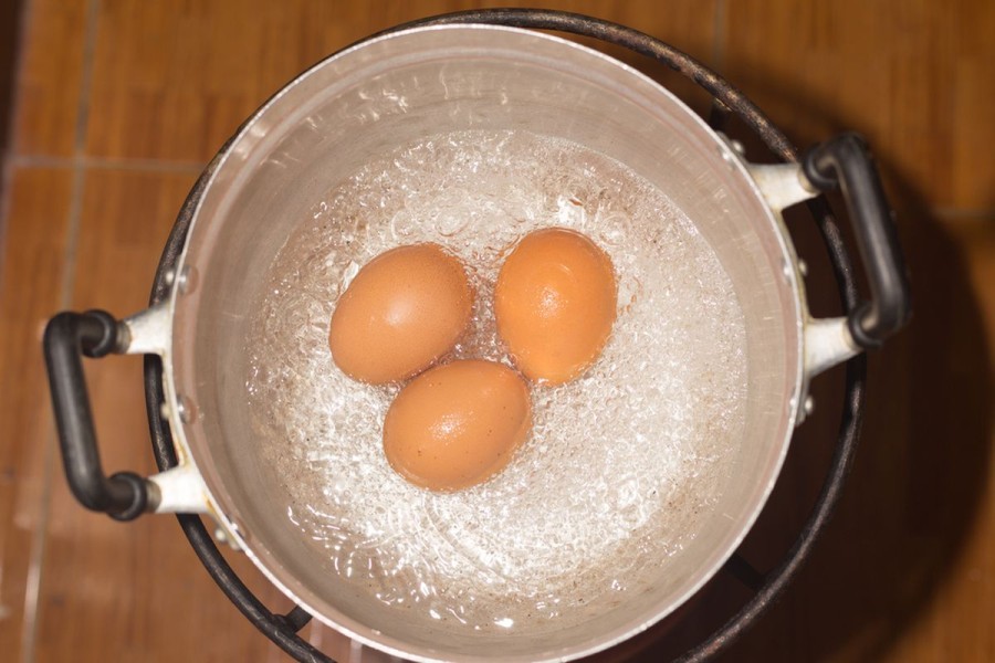 Rahasia Ilmiah di Balik Garam Saat Memasak Telur Rebus yang Sempurna