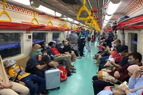 Commuter Line Merak Menjadi Pilihan Utama Transportasi Bagi Petani Dan Pedagang
