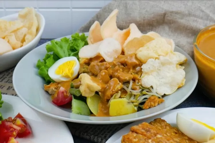 Resep Gado Gado Padang dengan Bumbu Kacang Santan Pedas Gurih
