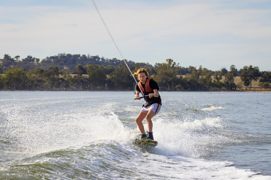 Tips Seru dan Aman untuk Pemula Coba Wakeboarding