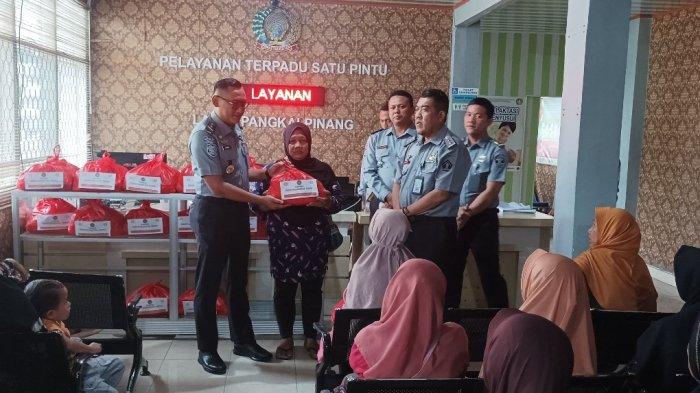 Lapas Pangkalpinang Tunjukkan Kepedulian dengan Bagikan Bantuan Sosial kepada Keluarga Warga Binaan dan Masyarakat Sekitar