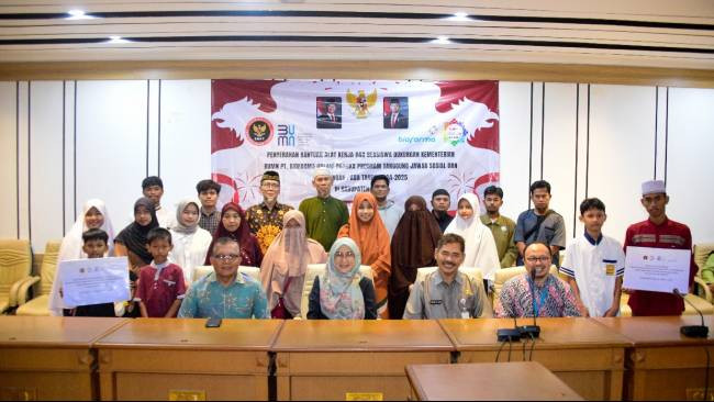 BNPT dan Kementerian BUMN Salurkan Bantuan Beasiswa dan Alat Kerja untuk Mitra Deradikalisasi di Bekasi