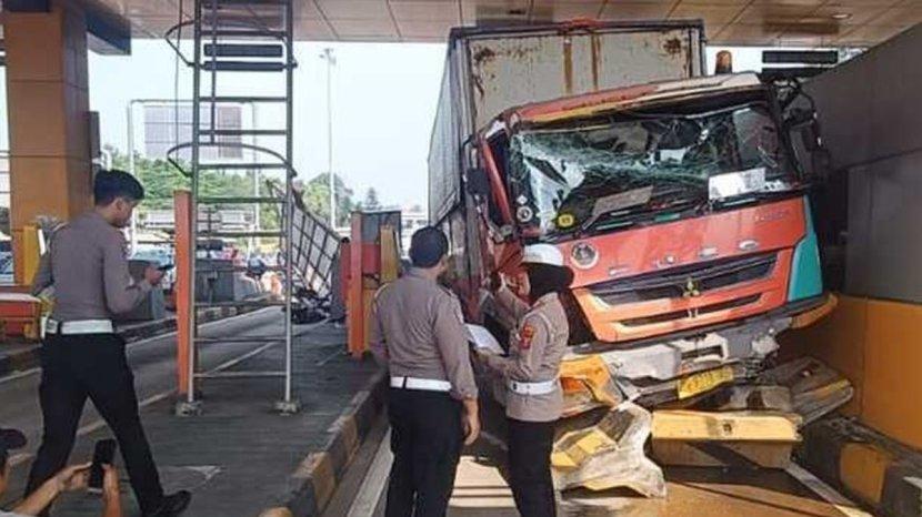 Kecelakaan Beruntun di Gerbang Tol Ciawi 2 Bogor: Truk Fuso Tabrak Infrastruktur Jasa Marga, Evakuasi Masih Berlangsung