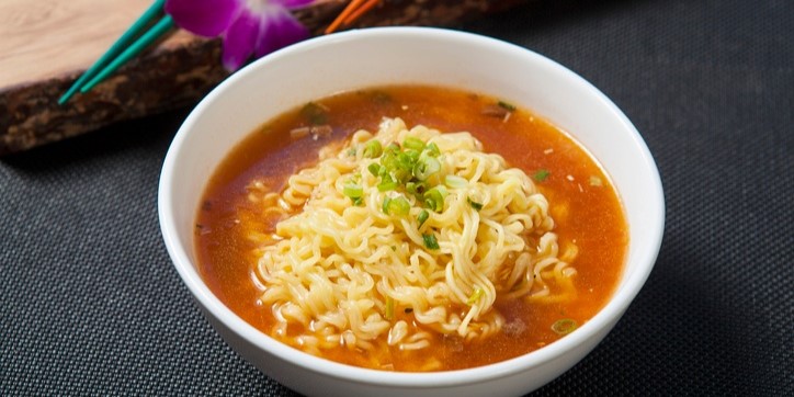 Cara Lebih Sehat Menikmati Mie Instan Saat Sahur Agar Tetap Bergizi