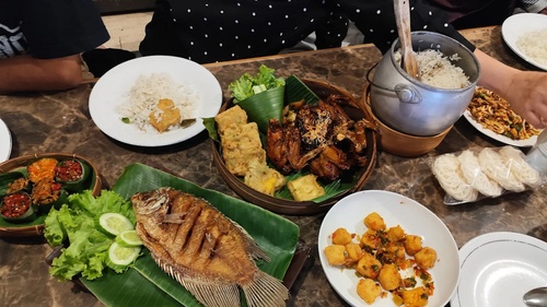 Rekomendasi Tempat Makan Nasi Liwet Enak Populer Bandung