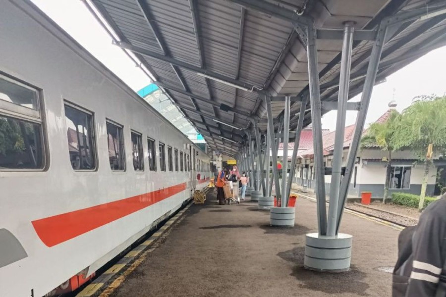 Operasi Lilin Musi 2024: Patroli Ketat di Stasiun Kereta Api Baturaja, Penumpang Membludak