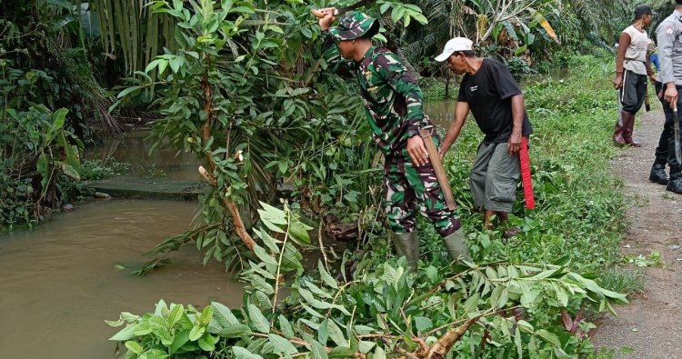 Sinergi Babinsa Kodim 1418/Mamuju dan Petani Desa Pokkang: Upaya Gotong Royong Tingkatkan Panen dan Cegah Banjir