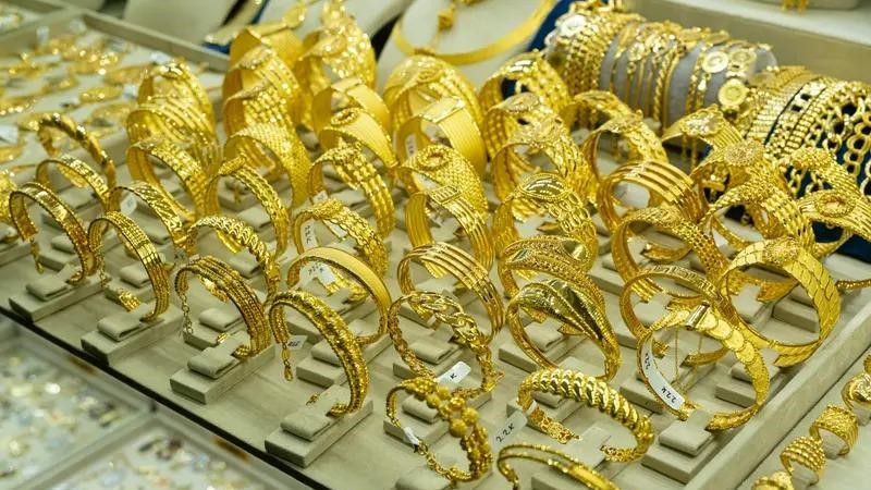 Harga Emas Perhiasan Hari Ini 10 Februari 2026 Turun Signifikan, Begini Rincian Lengkapnya