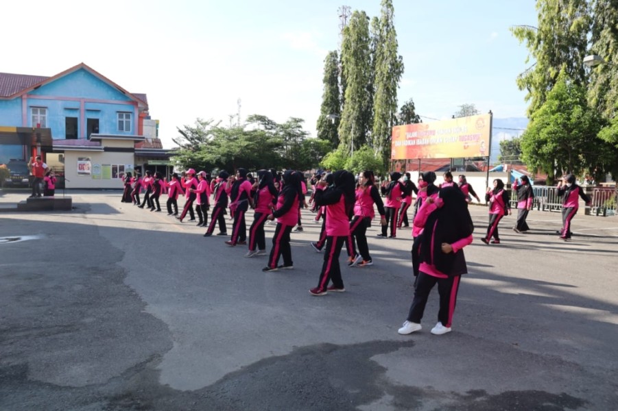 Polresta Barelang Adakan Olahraga Bersama Bhayangkari untuk Tingkatkan Kesehatan dan Kebugaran Personel